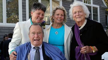 El expresidente George H.W. Bush y su esposa Barbara (der.), junto a las recién casadas Bonnie Clement y Helen Thorgalsen.