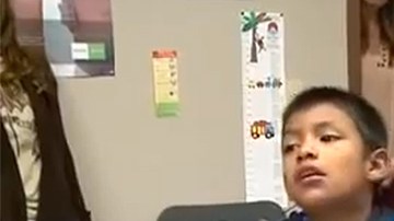 Felicidad en torno al pequeño que por primera vez escuchó la voz de sus padres.