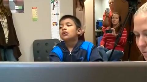 Felicidad en torno al pequeño que por primera vez escuchó la voz de sus padres.