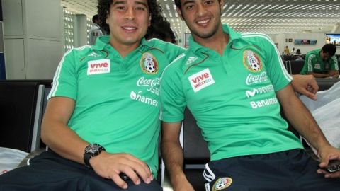 Guillermo Ochoa (izquierda) sí fue considerado por Vucetich, pero Carlos Vela (derecha) no aparece en la lista