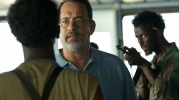 Tom Hanks (centro) en "Captain Phillips", que se estrenará en cines el 11 de octubre.