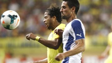 Giovani dos Santos (izq.) es presionado por Raúl Rodríguez, del Espanyol, en el partido de ayer.