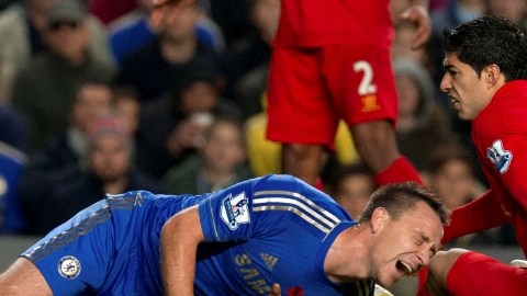 Luis Suárez (der.) ha protagonizado varios penosos incidentes enfun- dado en la camiseta de los 'reds', aquí ya agredió a John Terry.