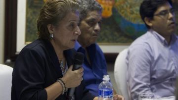 Los defensores de derechos humanos Bertha Oliva (i), Juan Almendares (c) y Víctor Fernández (d) hablan   en una conferencia de prensa.