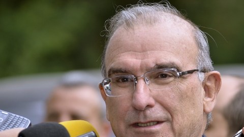 El jefe del equipo negociador,  Humberto de la Calle, habla con los peridistas.