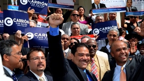 Los candidatos Erick Salgado y Adolfo Carrión (derecha) son hispanos que aspiran a ser electos como alcalde de NYC.