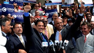 Los candidatos Erick Salgado y Adolfo Carrión (derecha) son hispanos que aspiran a ser electos como alcalde de NYC.