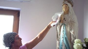 Los fieles sostienen que se trata de un milagro y llevan pañuelos y fotos a la estatua para que la bendición le llegue a quienes no pueden asistir al santuario católico.