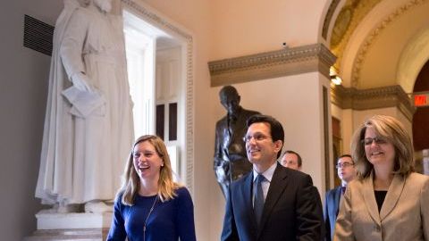 El líder de la mayoría en la Cámara, Eric Cantor (centro), y los demás miembros de ese cuerpo legislativo deberán evaluar la medida de presupuesto aprobada en el Senado.
