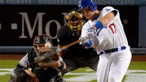A.J. Ellis conecta con autoridad la pelota para lograr un cuadrangular impulsor de dos carreras para los Dodgers en el quinto inning.