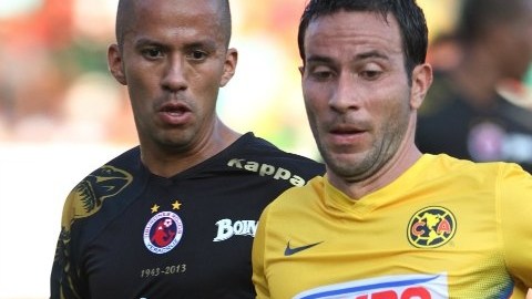 Luis Gabriel Rey, delantero del América, intenta proteger el esférico
