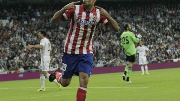 El delantero brasileño del Atlético de Madrid Diego Costa celebra tras marcar ante el Real Madrid