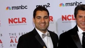 Youssef Delara (i), Lou Diamond Phillips, Gina Rodríguez y Edward James Olmos posan con el Premio Alma a la película de "Filly Brown".