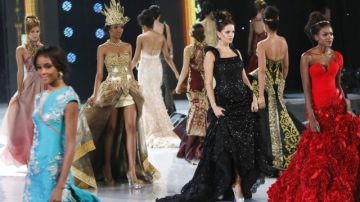 Candidatas del certamen de belleza Miss Mundo 2013 desfilan con creaciones de diseñadores indonesios durante uno de los eventos del concurso en Nusadua, Bali,
