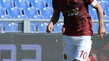 Francesco Totti tiene a la Roma en la cima de la Serie A.