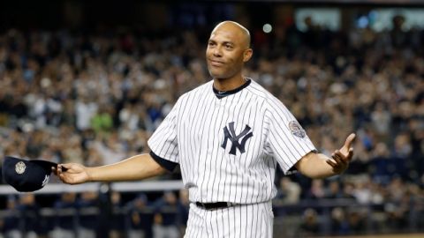 Entre lágrimas y aplausos, tras 19 años de carrera, Mariano Rivera se despidió de los aficionados en Yankee Stadium.