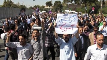 Los opositores del presidente iraní Hasán Ruhaní coreaban frases como “Muerte a América” y “Muerte a Israel”.