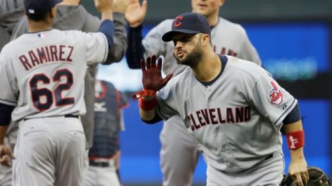 Nick Swisher (d) festeja con sus compañeros la victoria de los Indios ayer en Minneapolis.