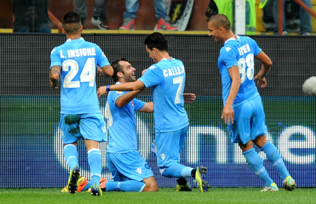 Jugadores del Napoli celebran uno de los dos goles del  macedonio Goran Pandev (de rodillas), en la victoria sobre el Genoa.