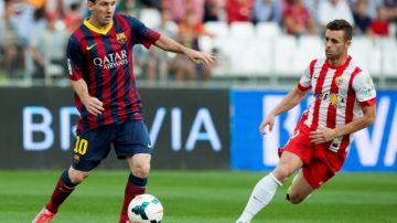 Lionel Messi (izq) anotó en el triunfo del Barcelona ayer sobre el Almeria, pero salió lesionado.