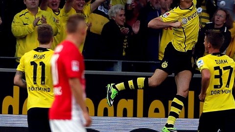 El polaco Robert Lewandowski (2do derecha) festeja uno de sus dos tantos en la goleada de ayer del Dortmund al Friburgo.