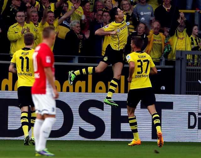 El polaco Robert Lewandowski (2do derecha) festeja uno de sus dos tantos en la goleada de ayer del Dortmund al Friburgo.