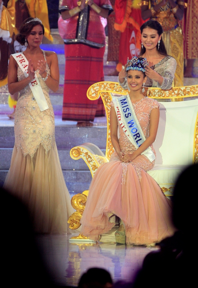 Megan Young, a la derecha, sonríe luego de ser elegida Miss Mundo  2013 en Bali, Indonesia. Durante un año vivirá en Londres y viajará por todo el mundo.