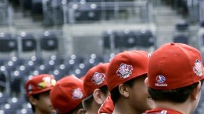 Nick Hundley, receptor de San Diego, saluda a los peloteritos de la Tijuana Little League, en la visita al estadio de los Padres.