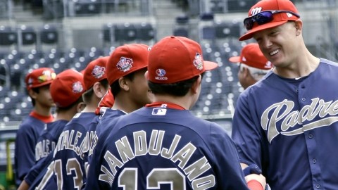 Nick Hundley, receptor de San Diego, saluda a los peloteritos de la Tijuana Little League, en la visita al estadio de los Padres.