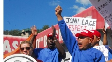 Trabajadores del Webster Car Wash   trajeron su protesta al sitio donde laboran.