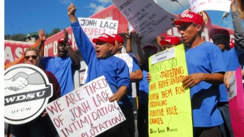 Trabajadores del Webster Car Wash   trajeron su protesta al sitio donde laboran.