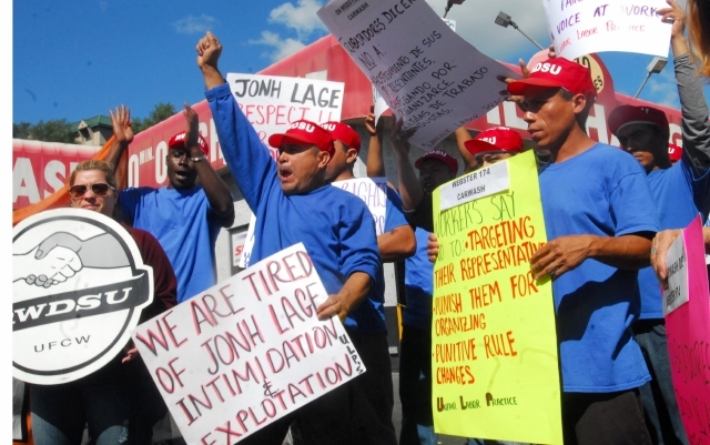 Trabajadores del Webster Car Wash   trajeron su protesta al sitio donde laboran.