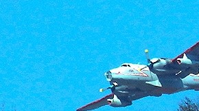 Un avión de extinción de incendios se acerca para sofocar el fuego en las montañas de San Gabriel en Azusa, California, el pasado 24 de septiembre.