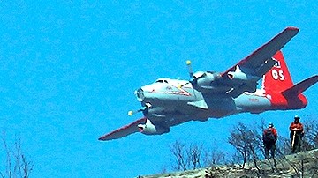 Un avión de extinción de incendios se acerca para sofocar el fuego en las montañas de San Gabriel en Azusa, California, el pasado 24 de septiembre.