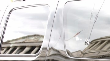 Congresistas siguen enfrascados en un debate sobre el posible cierre del Gobierno, en el Capitolio, acá en el reflejo sobre un vehículo.