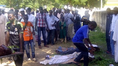 Rescatistas y familiares tratan de identificar algunos cuerpos de los estudiantes baleados por el grupo terrorista Boko Haram.