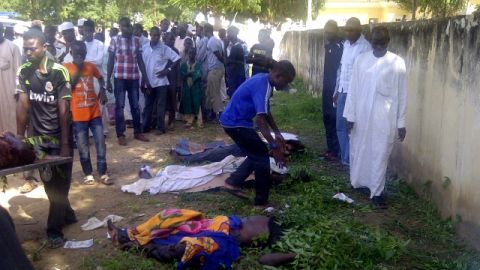 Rescatistas y familiares tratan de identificar algunos cuerpos de los estudiantes baleados por el grupo terrorista Boko Haram.