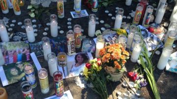 Flores, velas y fotografías de los jóvenes fallecidos marcan el lugar de la tragedia en Burbank.