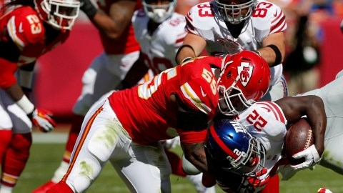 El running back de los Giants, David Wilson (22), es tacleado por el linebacker de los Chiefs,  Akeem Jordan (55).  Nueva York cayó 24-7 y sigue sin conocer la victoria.