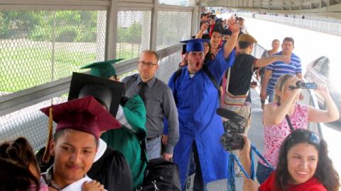 Los "dreamers" se preparan para cruzar el puente internacional en Nuevo Laredo, México, el lunes, 30 de septiembre 2013.