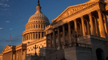 Todas las miradas están puestas hoy en el Congreso en Washington, donde sigue el debate sobre la ley de presupuesto, a horas de que venza el plazo a la medianoche para evitar el “cierre de Gobierno”.