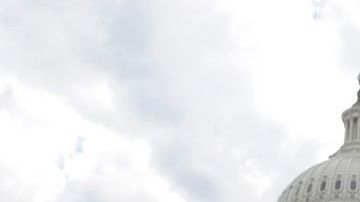 Los representantes republicanos Vicky Hartzle (izq.), Bob Gibbs y Tim Griffin (der.), hablan en las afueras del Congreso sosteniendo una pelota de fútbol americano, haciendo alusión a que el balón ahora está en la cancha del Senado, en referencia a la discusión de un proyecto de presupuesto.