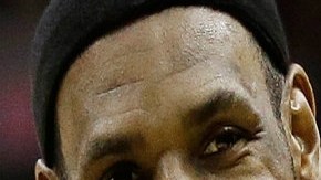 Michael Jordan (derecha) hubiese querido tener un duelo con Lebron James (izquierda).