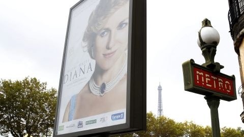 Vista de un cartel promocional de la película "Diana", que narra los últimos años de vida de la princesa Diana de Gales, en una calle cercana al puente del Alma, en París (Francia).