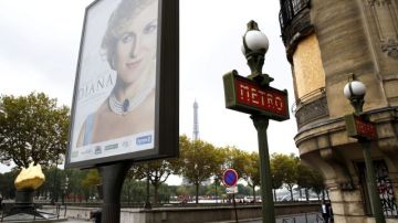 Vista de un cartel promocional de la película "Diana", que narra los últimos años de vida de la princesa Diana de Gales, en una calle cercana al puente del Alma, en París (Francia).