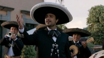 Jaime Camil da vida al mariachi "Alejandro Fernández" en la cinta "Pulling Strings".