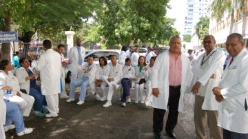 Profesionales de la medicina se concentran frente a un hospital donde  adelantan una huelga de 72 horas.