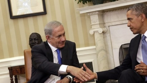 El primer ministro israelí, Benjamin Netanyahu (i), y el presidente, Barack Obama, estrechan sus manos en el despacho Oval de la Casa Blanca en Washington DC.