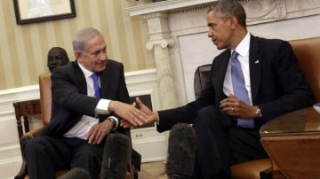 El primer ministro israelí, Benjamin Netanyahu (i), y el presidente, Barack Obama, estrechan sus manos en el despacho Oval de la Casa Blanca en Washington DC.