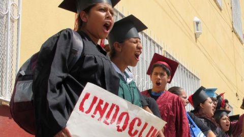 Los jóvenes llegaron a la frontera cantando “Sin papeles, sin miedo”.